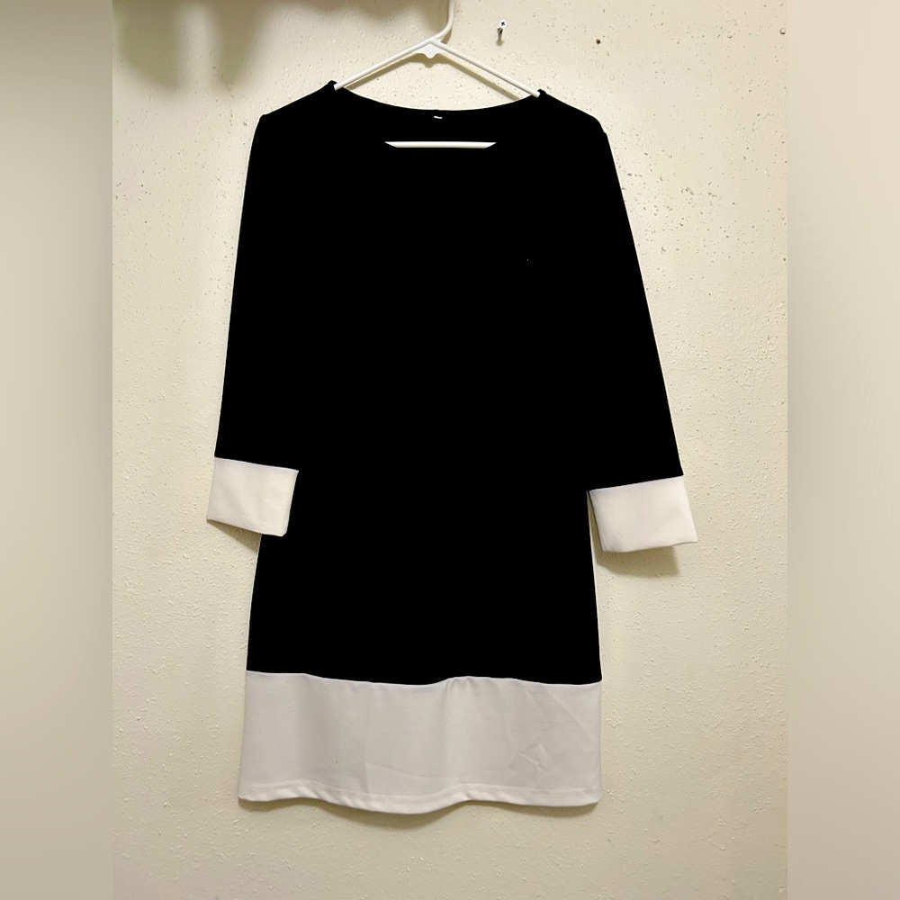 Black and white dress. Size reads large, but probably would be a 4/6.
